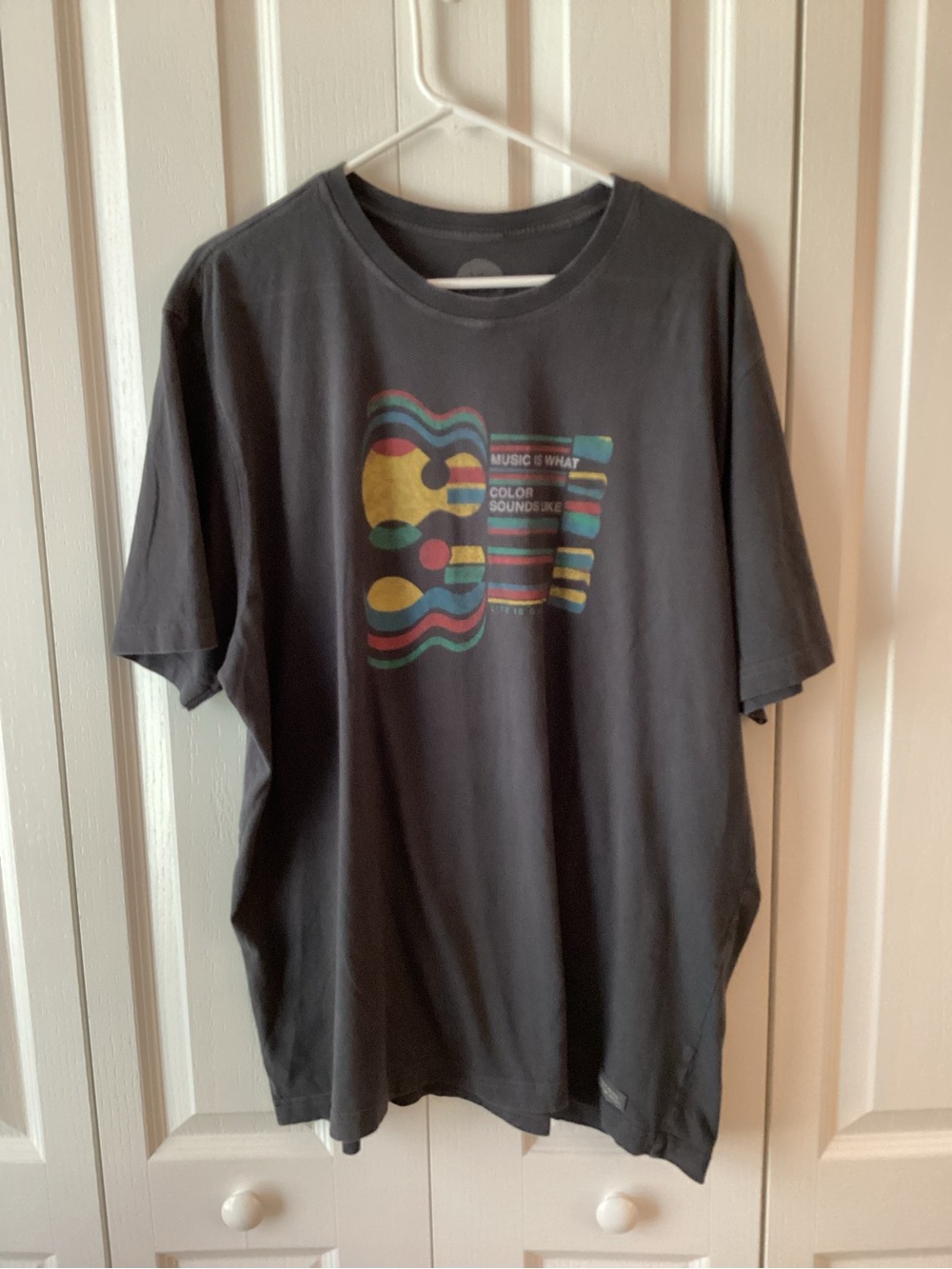 Life Is Good Mens XXL tee "Music is What Color Sounds Like" Guitar -IEC